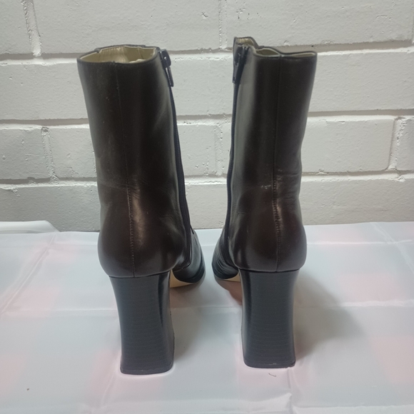 Newport News Women's 9M zip up slip on dark brown leather square toe boots. EUC - Picture 3 of 12
